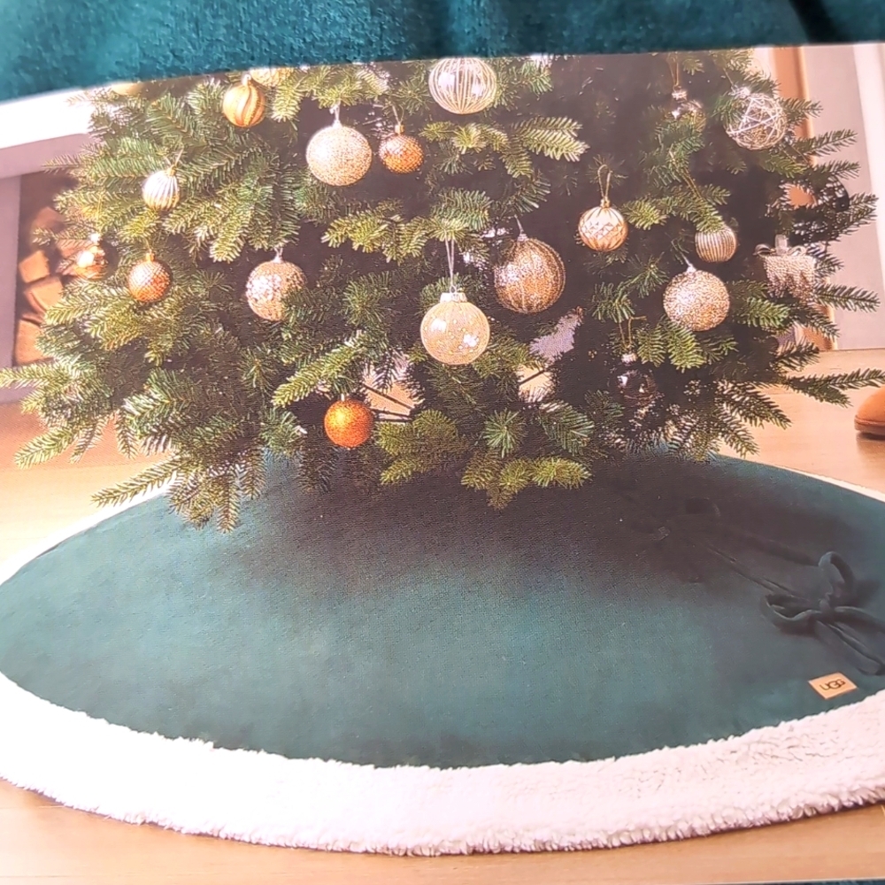 NEW . UGG Bliss 60" Green Tree Skirt ....
